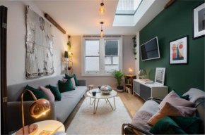 1BR Stylish Flat by HostaraHomes, Near Liverpool Street, Prime London Location, Sleeps up to 4